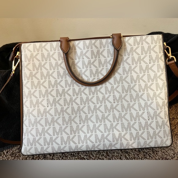 Michael Kors Jessie Signature Tote - Picture 3 of 7